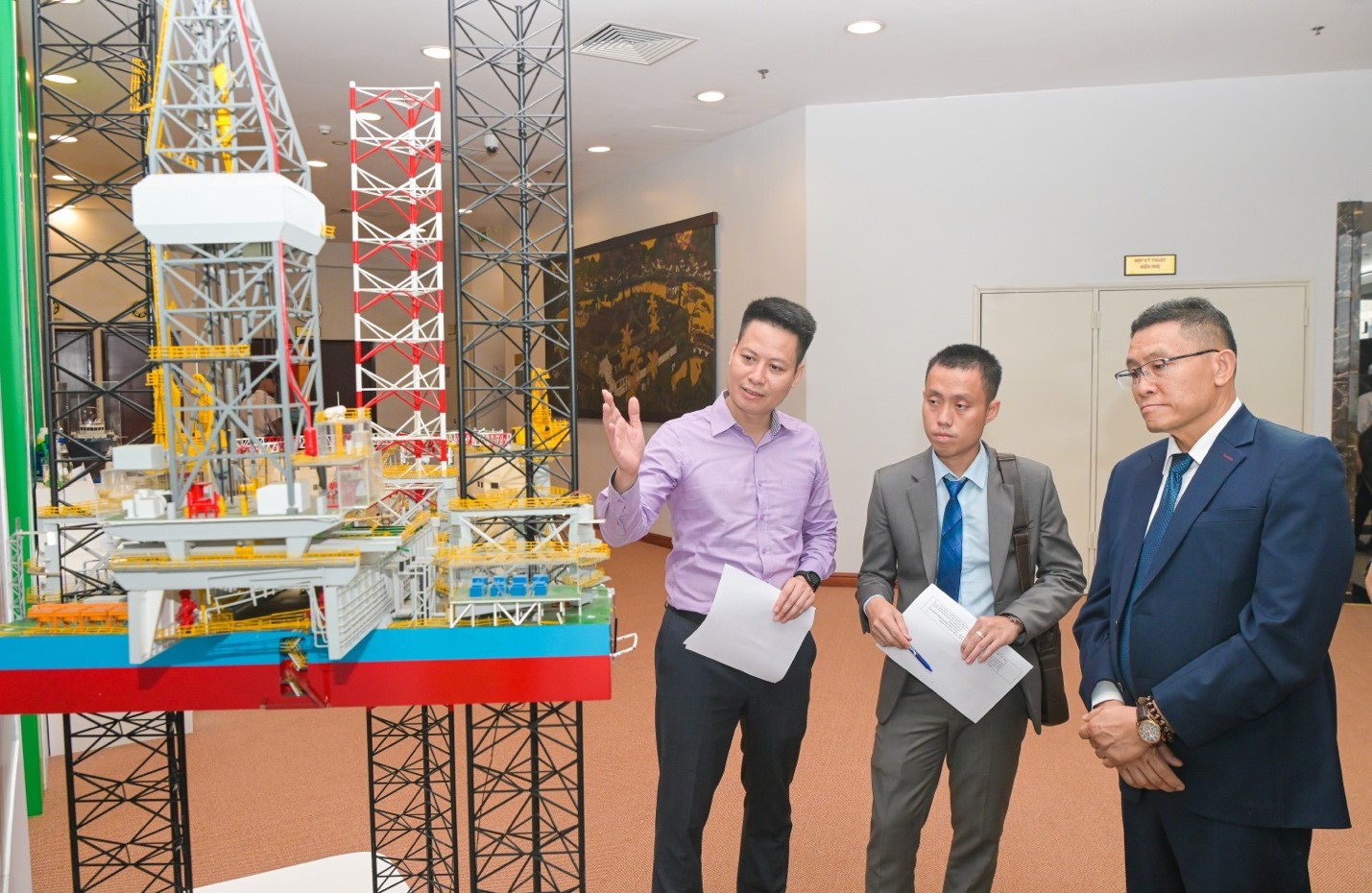 Các đại biểu tham quan và nghe giới thiệu về mô hình Giàn khoan Tam đảo 05
